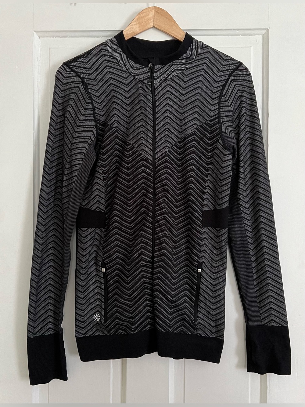Athleta Size Large Zip-Up Jacket – Black/Gray Chevron Print